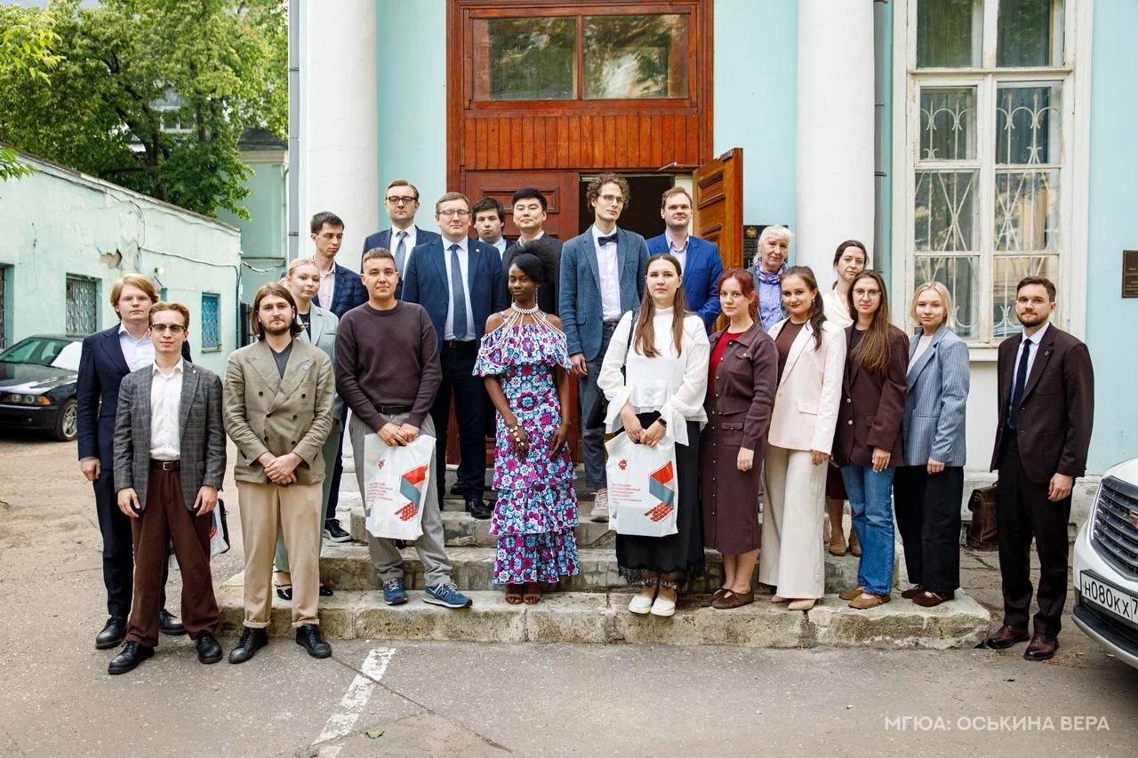 Photo de groupe après une conférence interuniversitaire